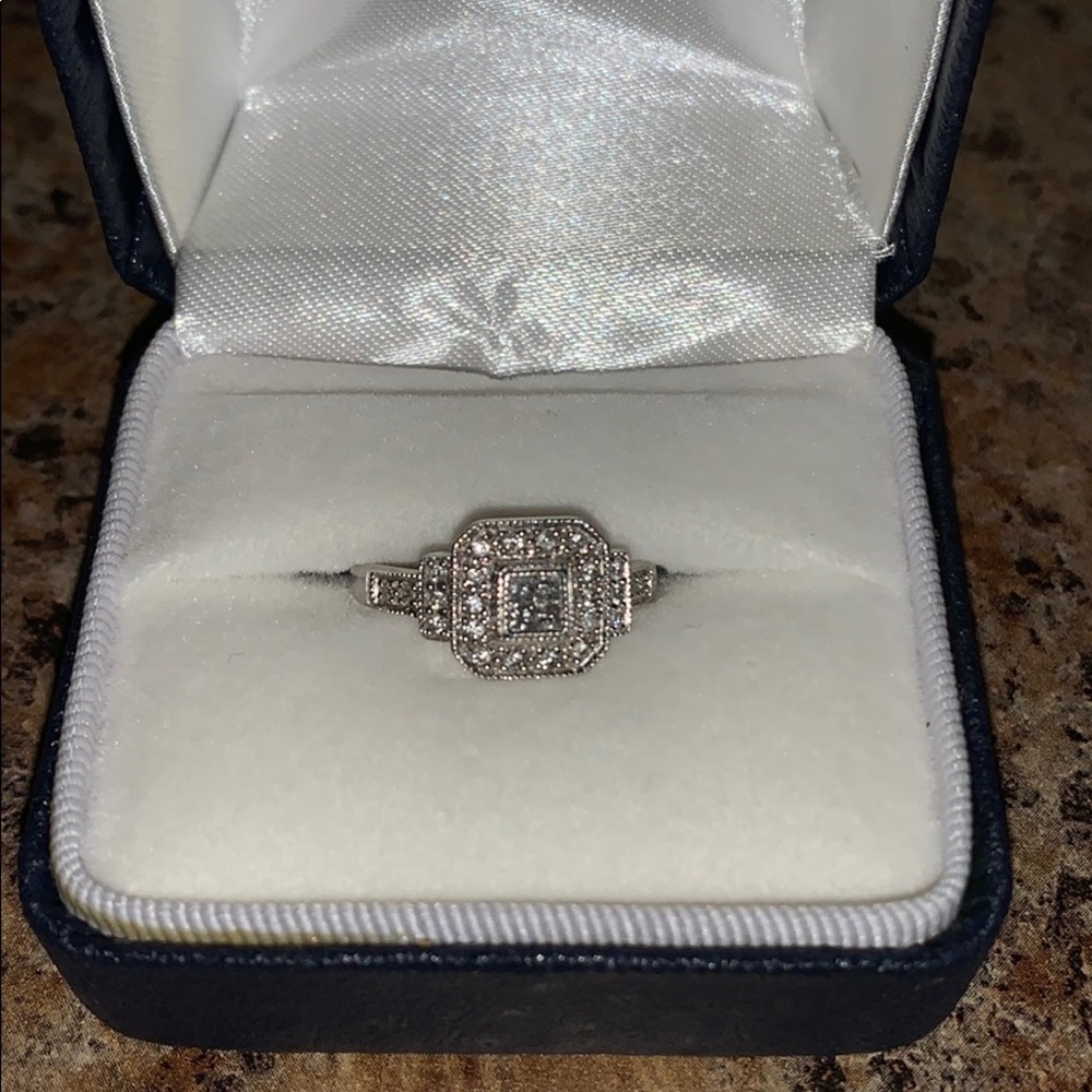 10K White Gold Diamond Ring .